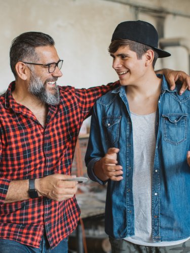 Vater und Sohn in einer Werkstatt